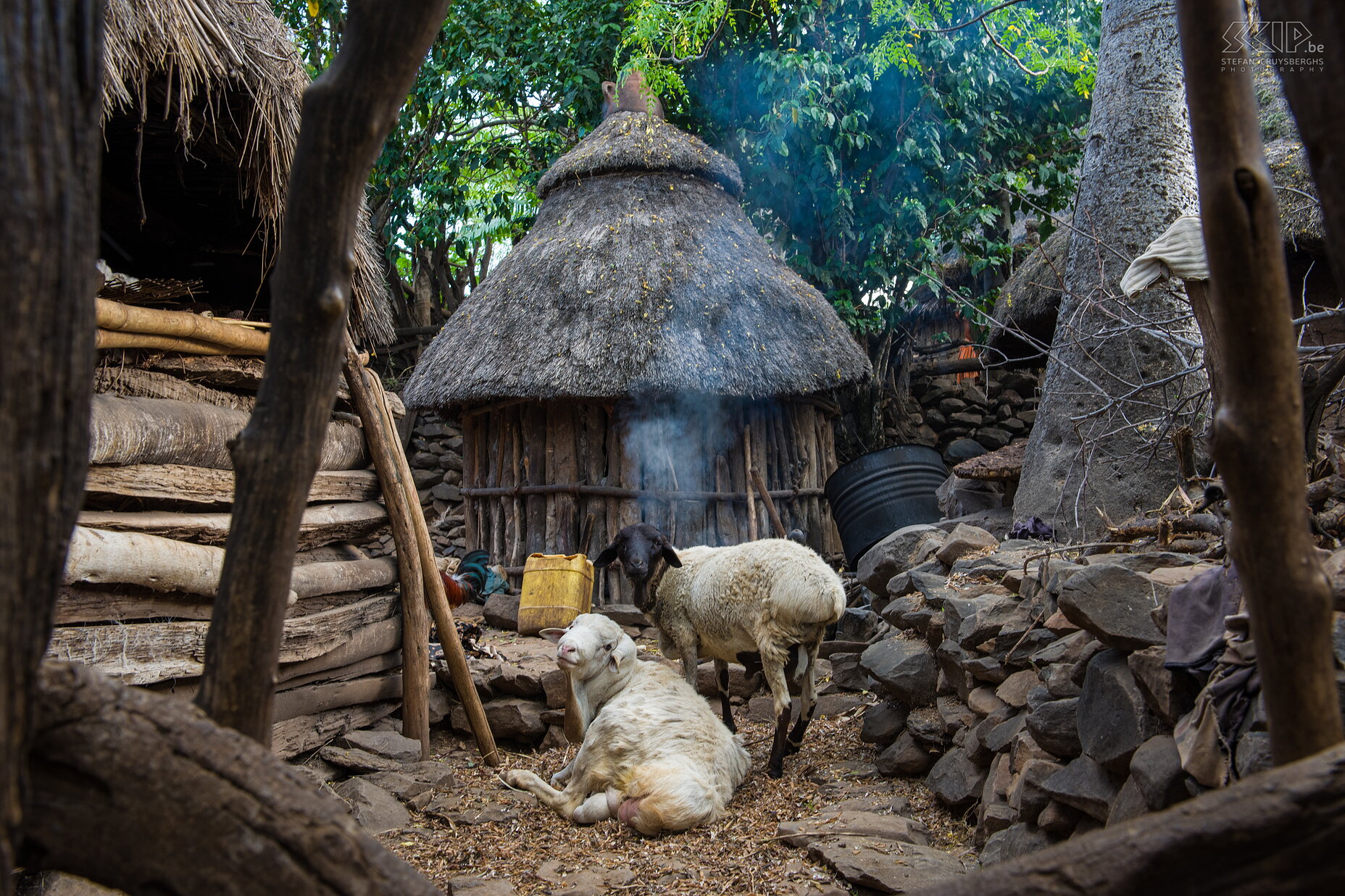 Konso - Hut Een Konso dorp bestaat uit met stenen omwalde groepen van hutten die op hun buurt een eigen houten omwalling hebben. Stefan Cruysberghs